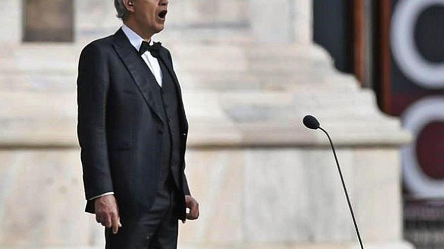 Bocelli, durante el concierto en la catedral de Milán.