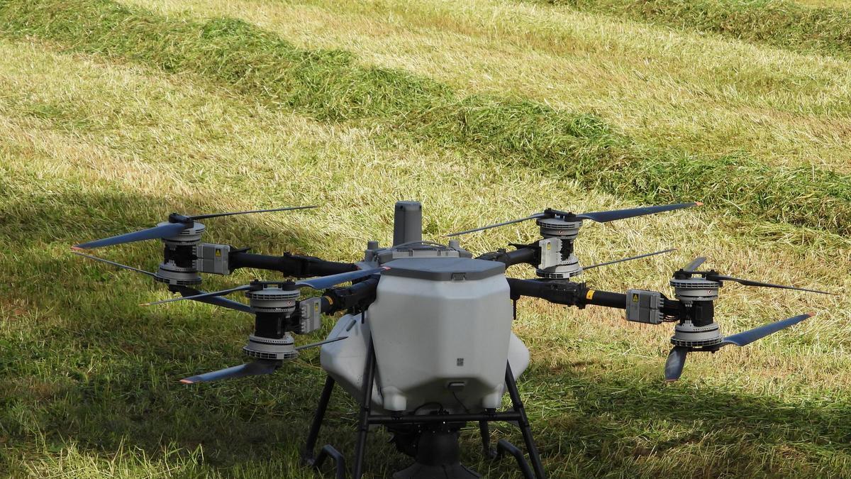 DJI Agras T100, con un depósito de abono, en Boqueixón