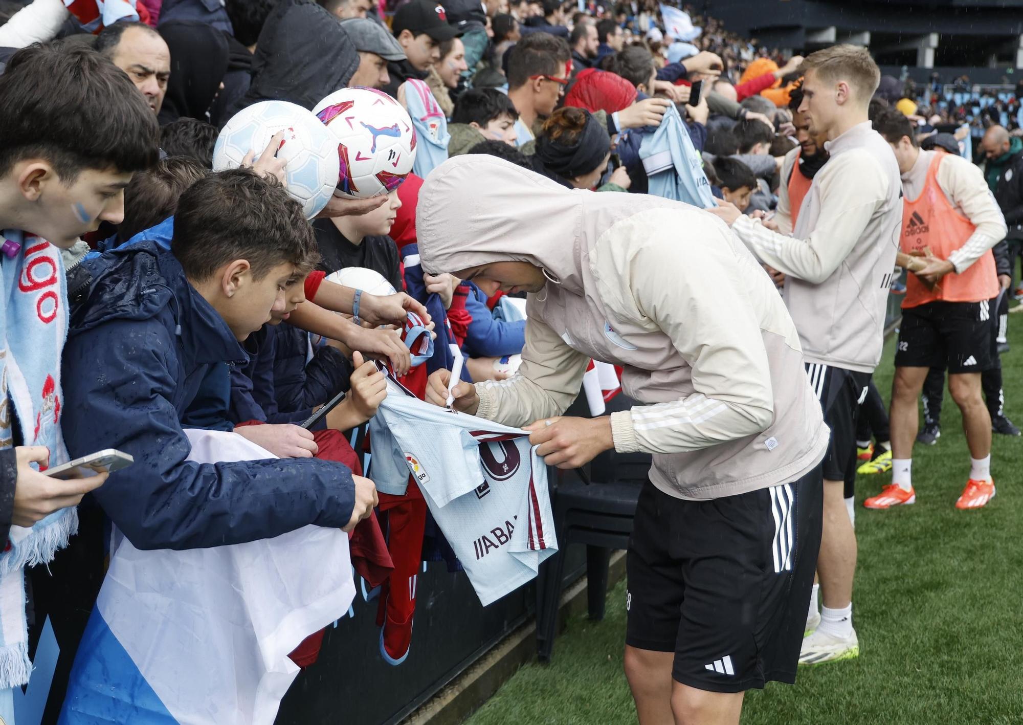 Cientos de aficionados disfrutan del entrenamiento del Celta en Balaídos