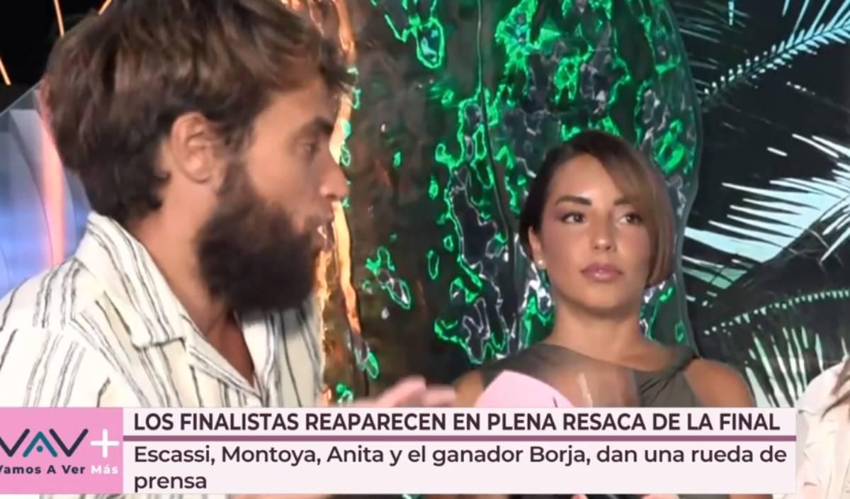 Anita, muy seria, escuchando las palabras de Montoya sobre el futuro de su relación