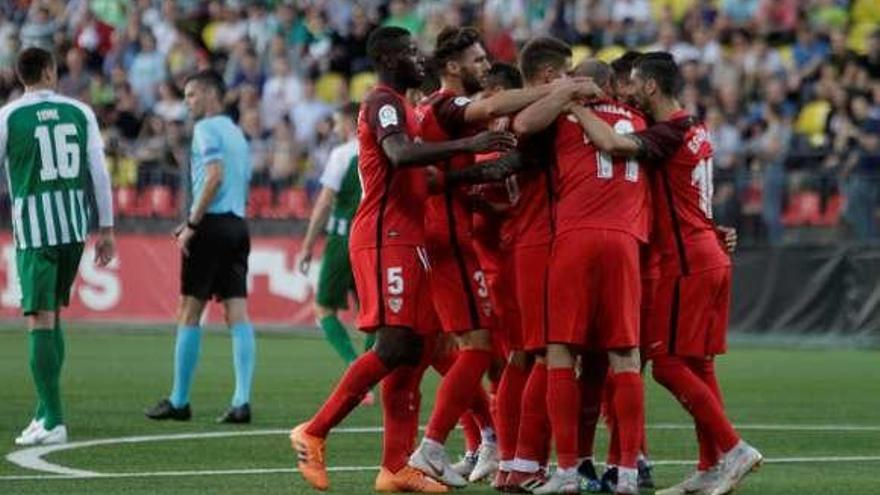 Los jugadores del Sevilla celebran uno de los goles. // Efe