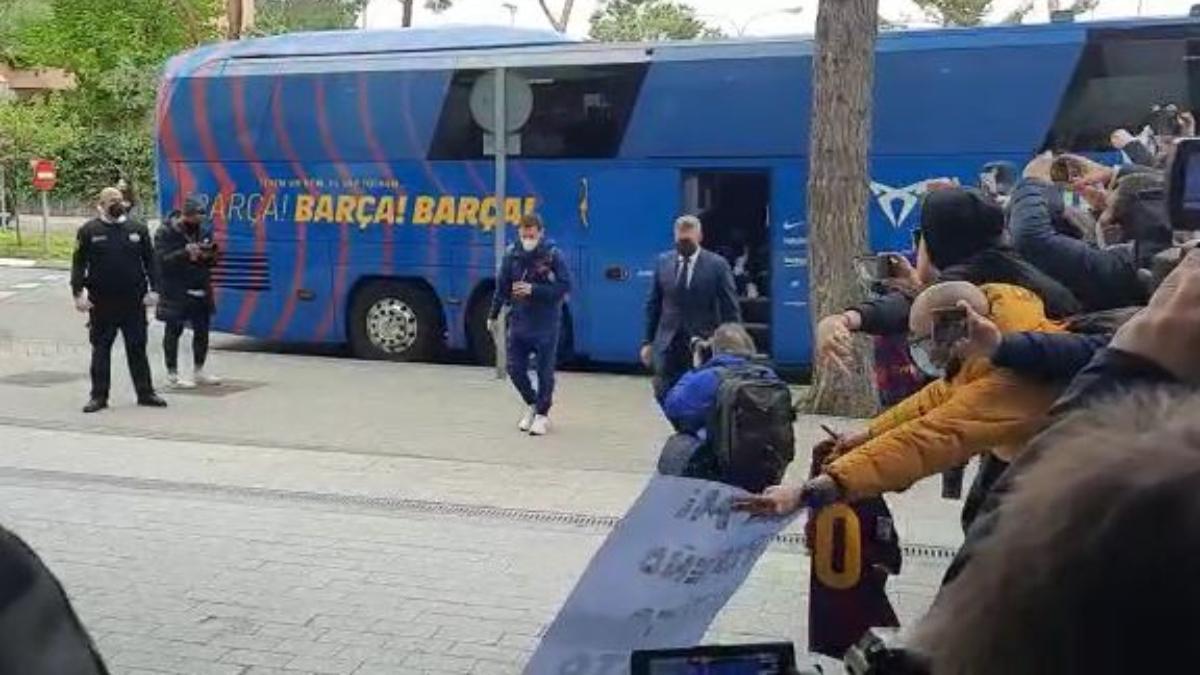 ¡Leo Messi desata la 'locura' de los aficionados a su llegada al hotel de concentración!