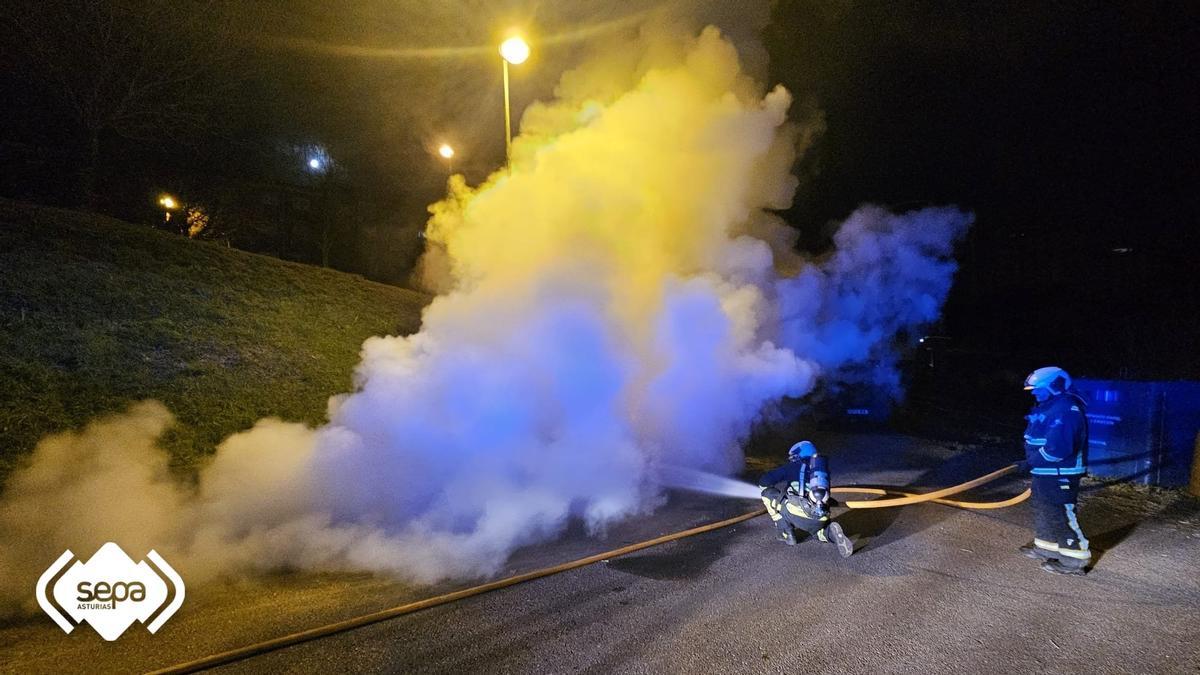 Los bomberos sofocan el incendio.