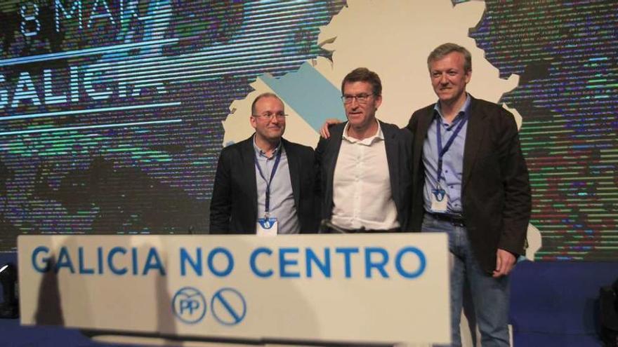 Miguel Tellado, Alberto Núñez Feijóo y Alfonso Rueda, ayer en la primera jornada del Congreso del PPdeG en Ourense . // Jesús Regal