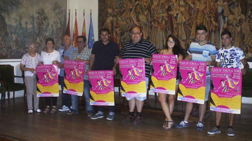 Autoridades y responsables de las asociaciones Cermeña y Española contra el Cáncer presentan el cartel.
