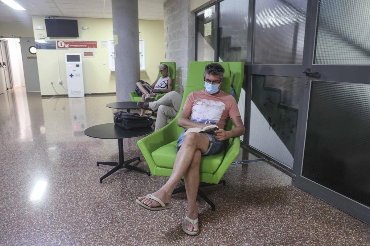 El hospital de San Juan incorpora nuevo mobiliario para "humanizar" las salas de espera