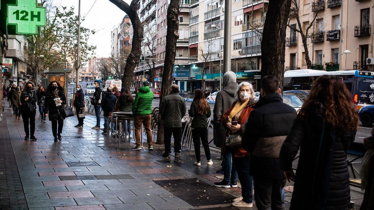 Largas colas en las farmacias madrileñas para recibir los test de antígenos anunciados por Ayuso.