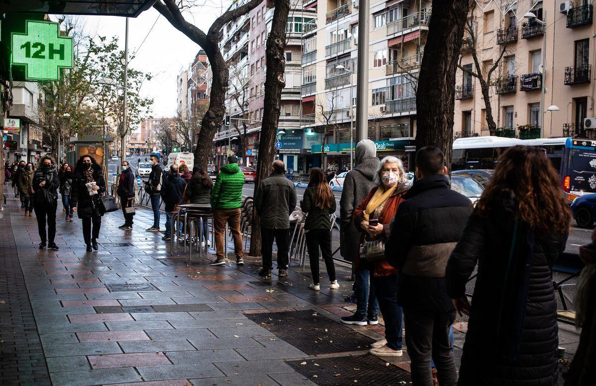 Largas colas en las farmacias madrileñas para recibir los test de antígenos anunciados por Ayuso.