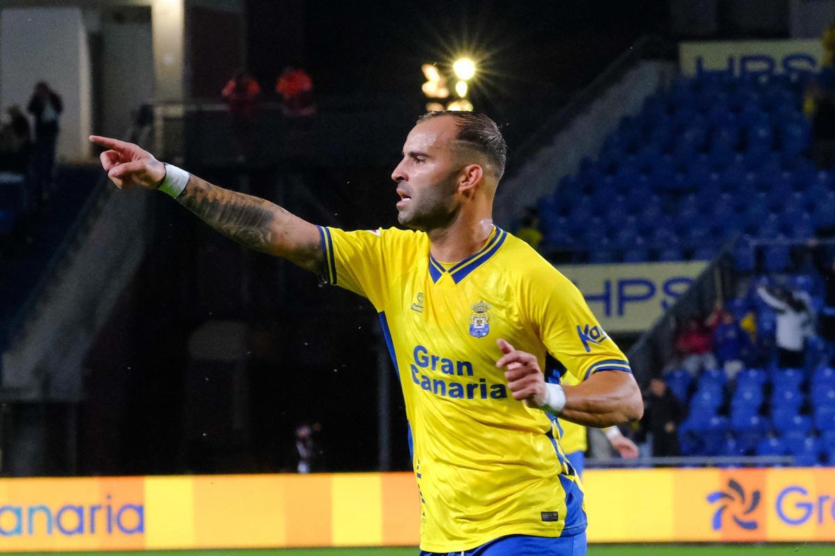 Jesé Rodríguez festeja su segundo tanto a la Cultural, tras dejar en el suelo a Badía.