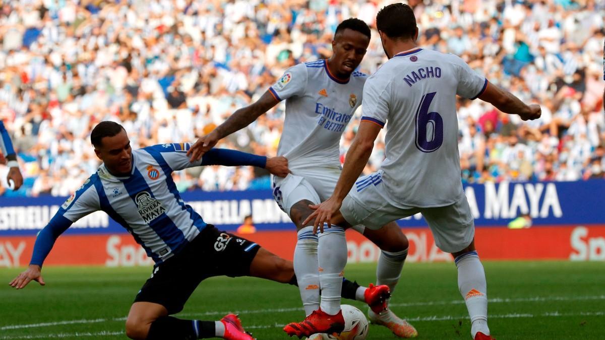 Nacho y Militao ante RDT en un lance de juego