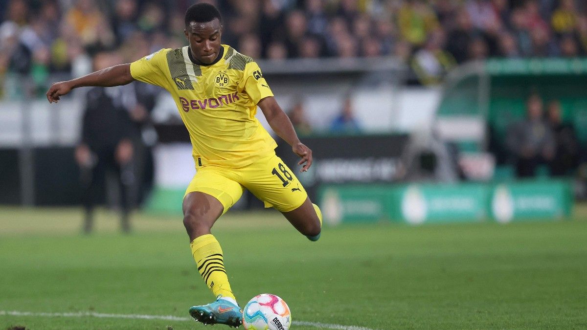Youssoufa Moukoko en acción con el Borussia Dortmund