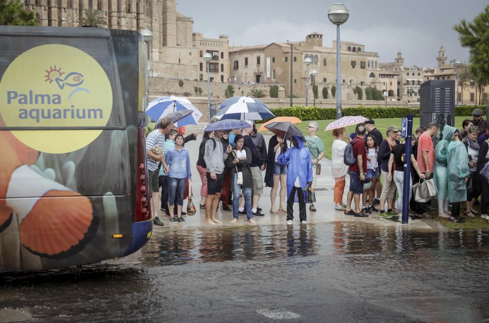 Saturación de tráfico y gente por la lluvia