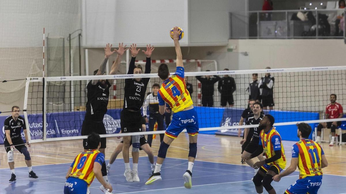 El equipo del italiano Emanuele Zanini ganó por 3-0 este martes al  Fino Kaposvár húngaro en Nou Moles.