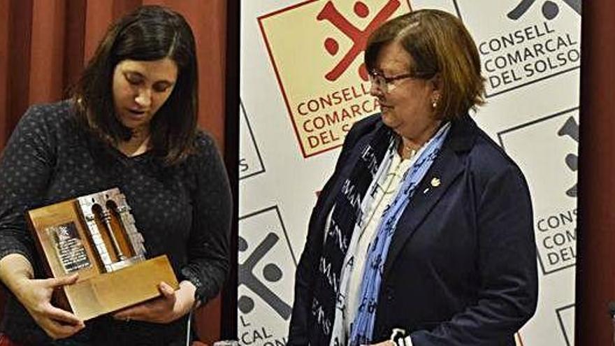 Sara Alarcón, presidenta del Consell, entrega un obsequi a la presidenta de la Diputació, Rosa Maria Perelló