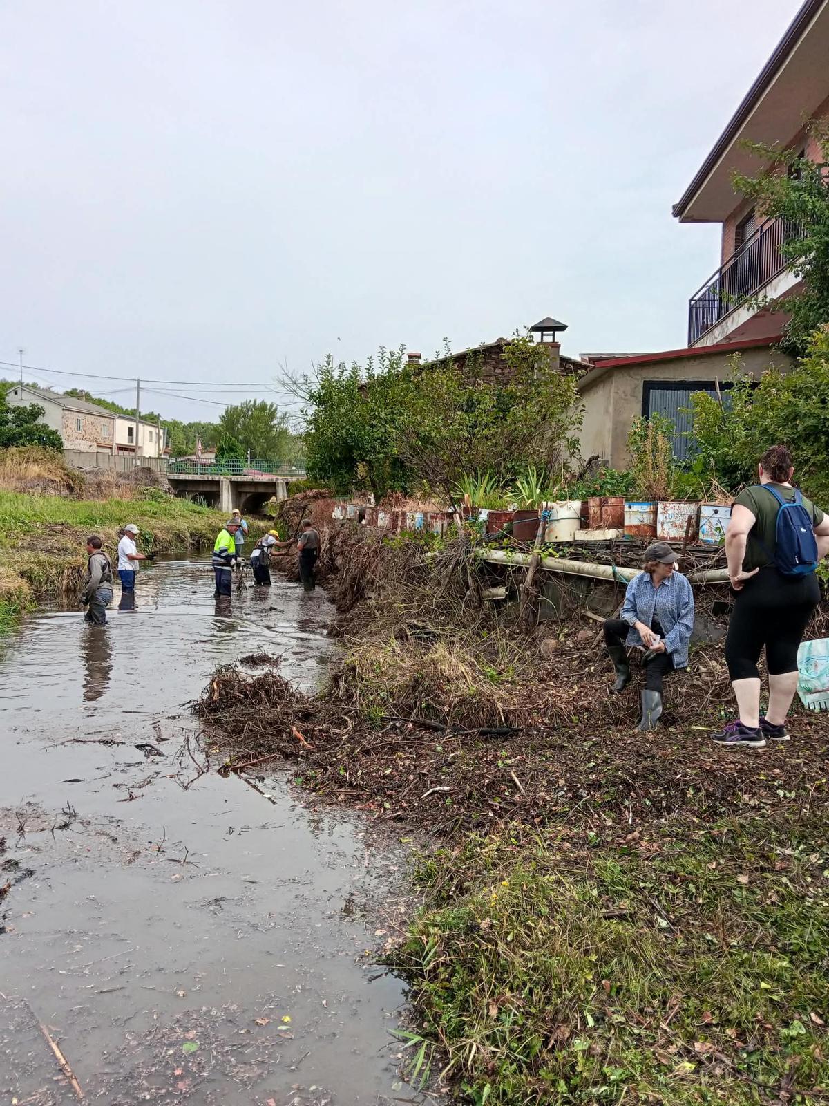 Vecinos de Riofrío se remangan para limpiar las aguas de su río