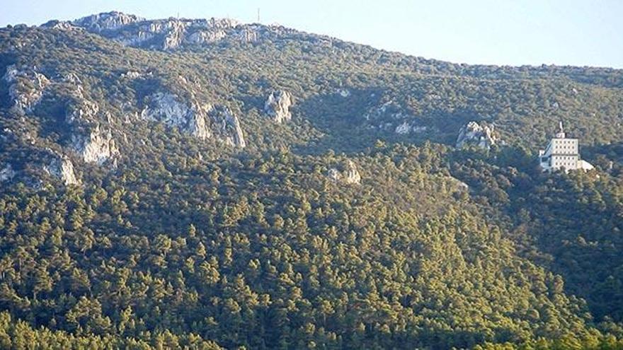 Imagen del parque natural de la Font Roja, con el santuario a la derecha y la Estación Científica de la UA en la cima de la montaña