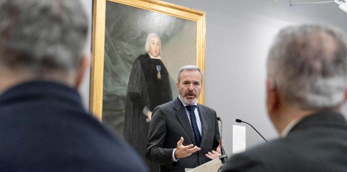 El presidente de Aragón, Jorge Azcón, con el Goya comprado por la DGA.