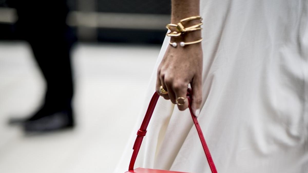 Bolso 'buckle bag' con cierre dorado, visto en el 'street style' de Milán