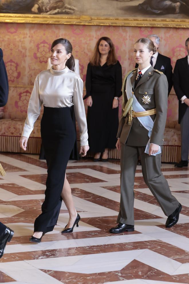Los looks de la princesa Leonor y la reina Letizia para la Pascua Militar 2024.
