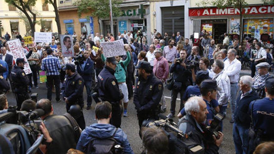 Policías a las puertas de Ferraz durante el último Comité.