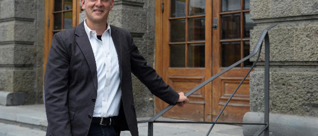 El barítono Juan José Rodríguez posa en la entrada del Pérez Galdós, en la presentación de la obra &#039;Nabucco&#039;.