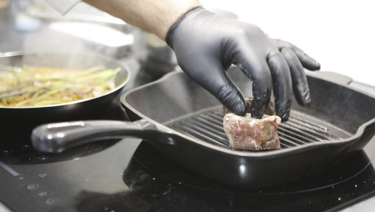 Bei der Zubereitung des Rinderfilets.  | FOTO: NELE BENDGENS