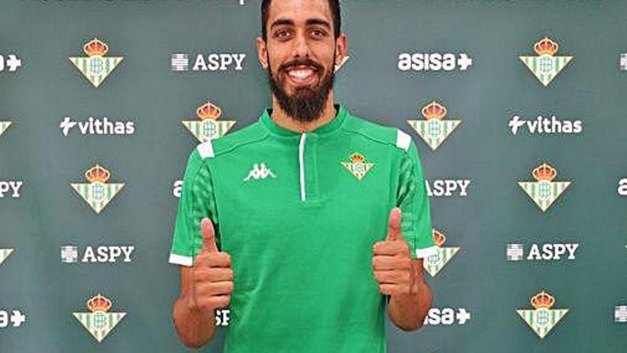 Borja Iglesias vestint els colors del Betis.