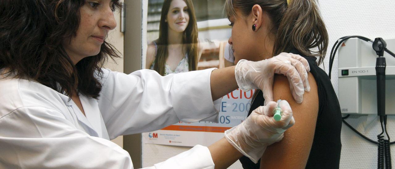 Una joven recibe la vacuna contra el VPH.