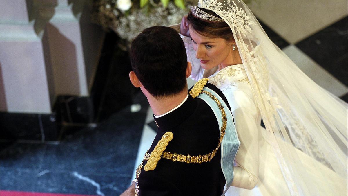 Detalle del velo nupcial de la reina Letizia en el día de su boda con el rey Felipe