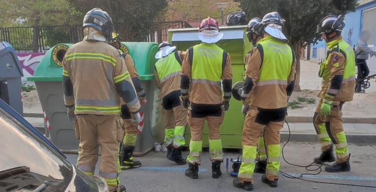 Bomberos cortaron los candados y sacaron a esta persona en perfecto estado, sin lesiones.