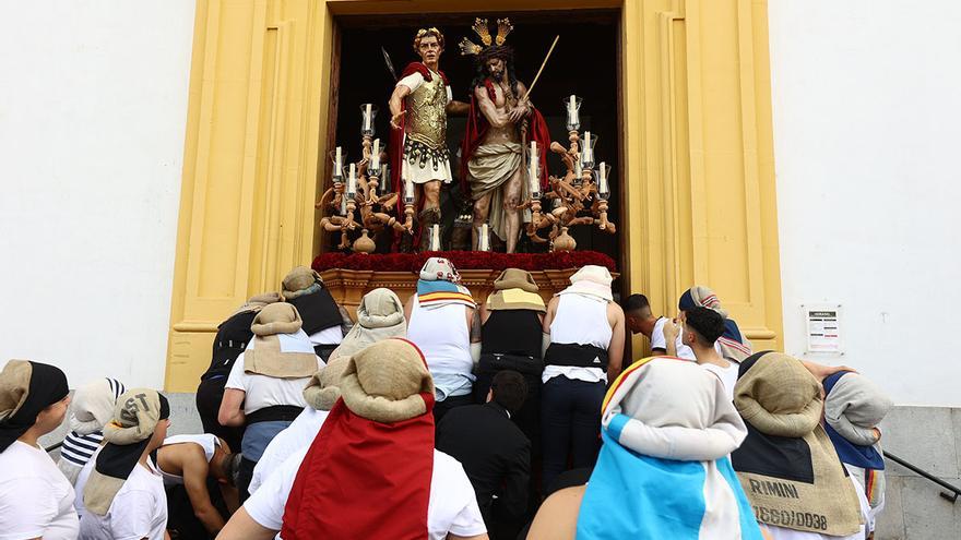 La salida procesional de la Presentación al pueblo de Jesús de los Afligidos, en imágenes