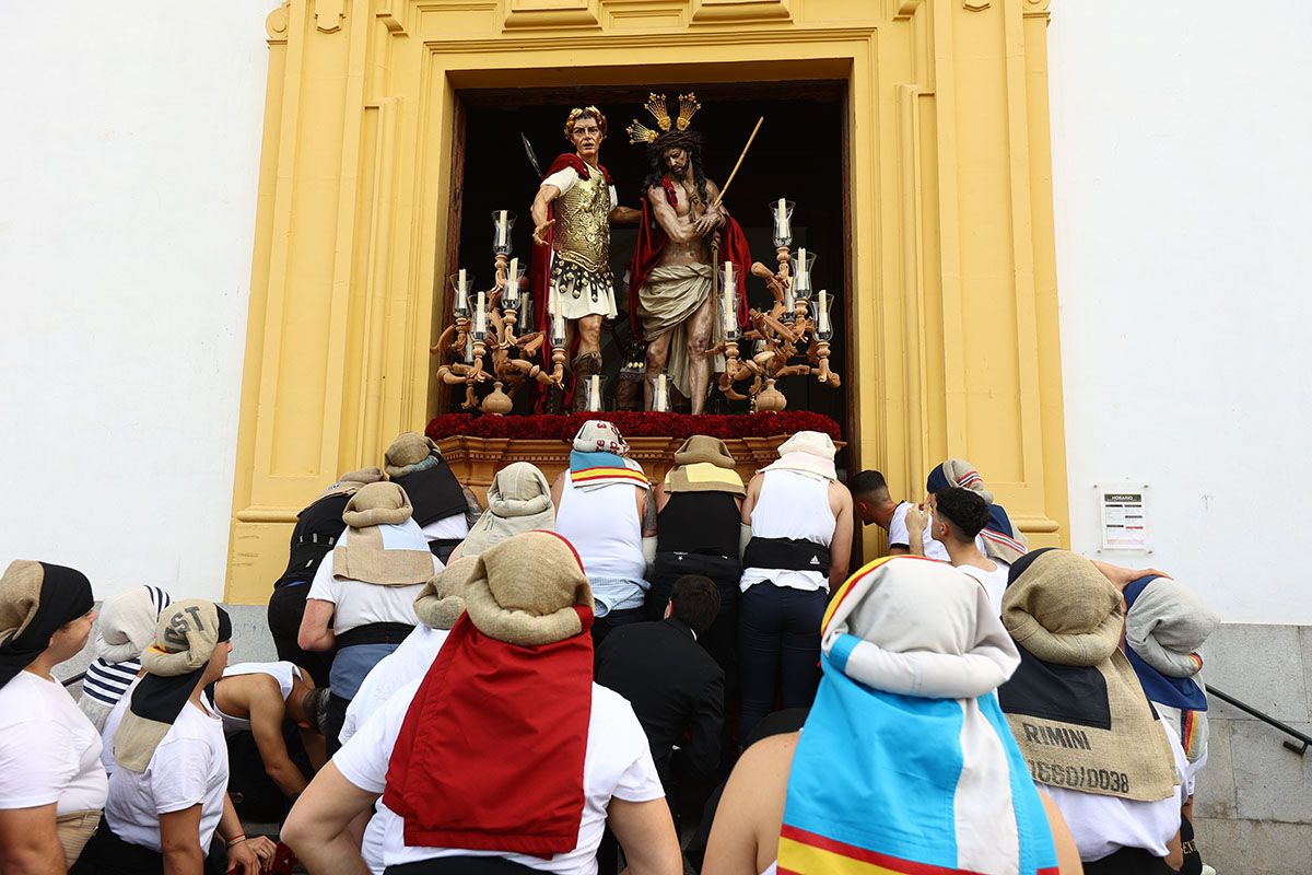 La salida procesional de la Presentación al pueblo de Jesús de los Afligidos, en imágenes