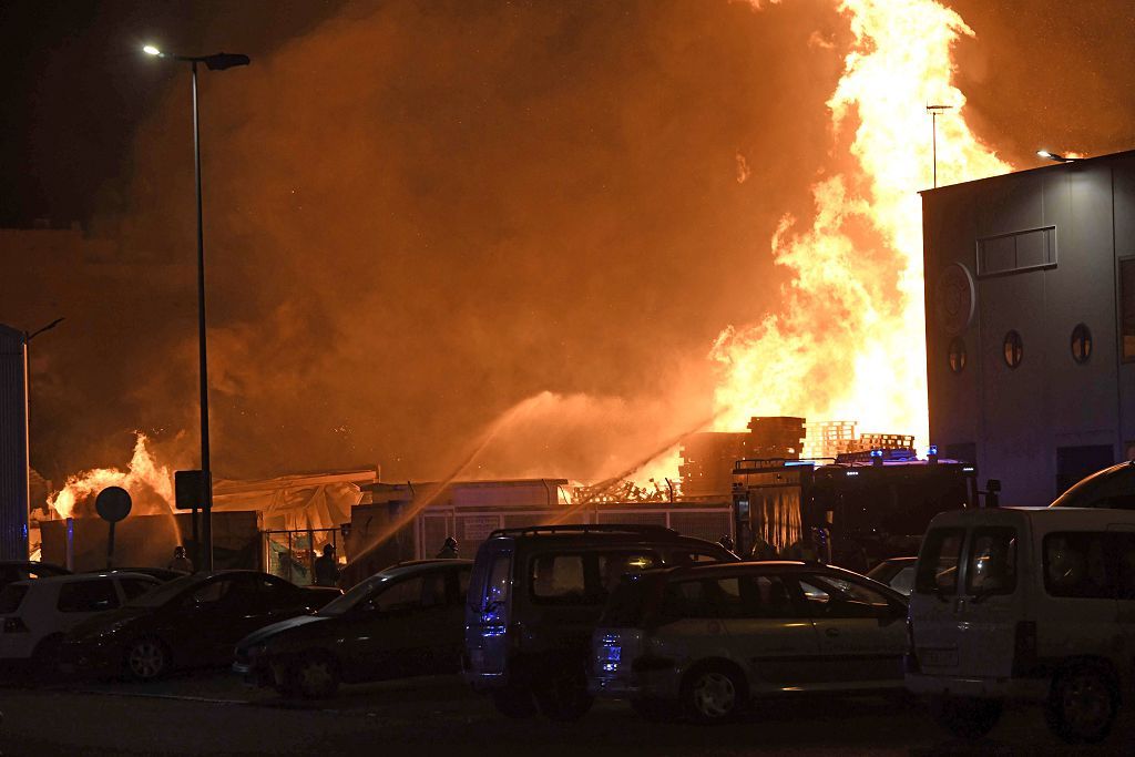 Estas son las imágenes que el aparatoso incendio de Puente Tocinos ha dejado este sábado