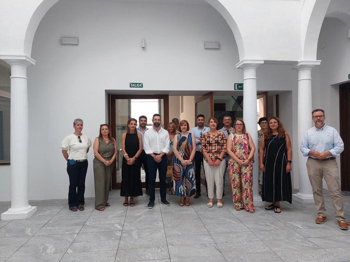 El secretario de Estado de Energía, Joan Groizard, en el centro, con la alcaldesa de Peñarroya Pueblonuevo, la subdelegada del Gobierno y otras autoridades ya compañantes en su visita a Peñarroya Pueblonuevo.