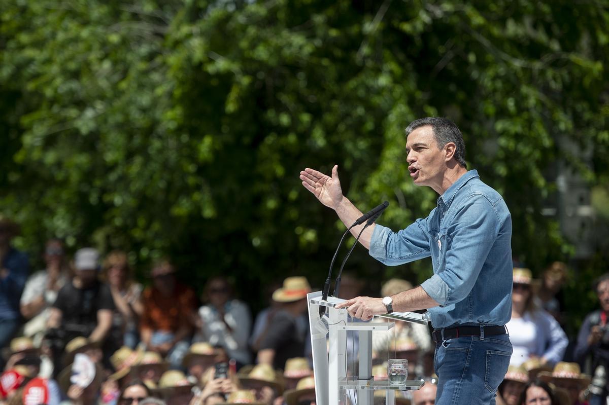 El presidente del Gobierno, Pedro Sánchez, durante un mitin de campaña del PSC el pasado sábado para arropar a su candidato Salvador Illa.