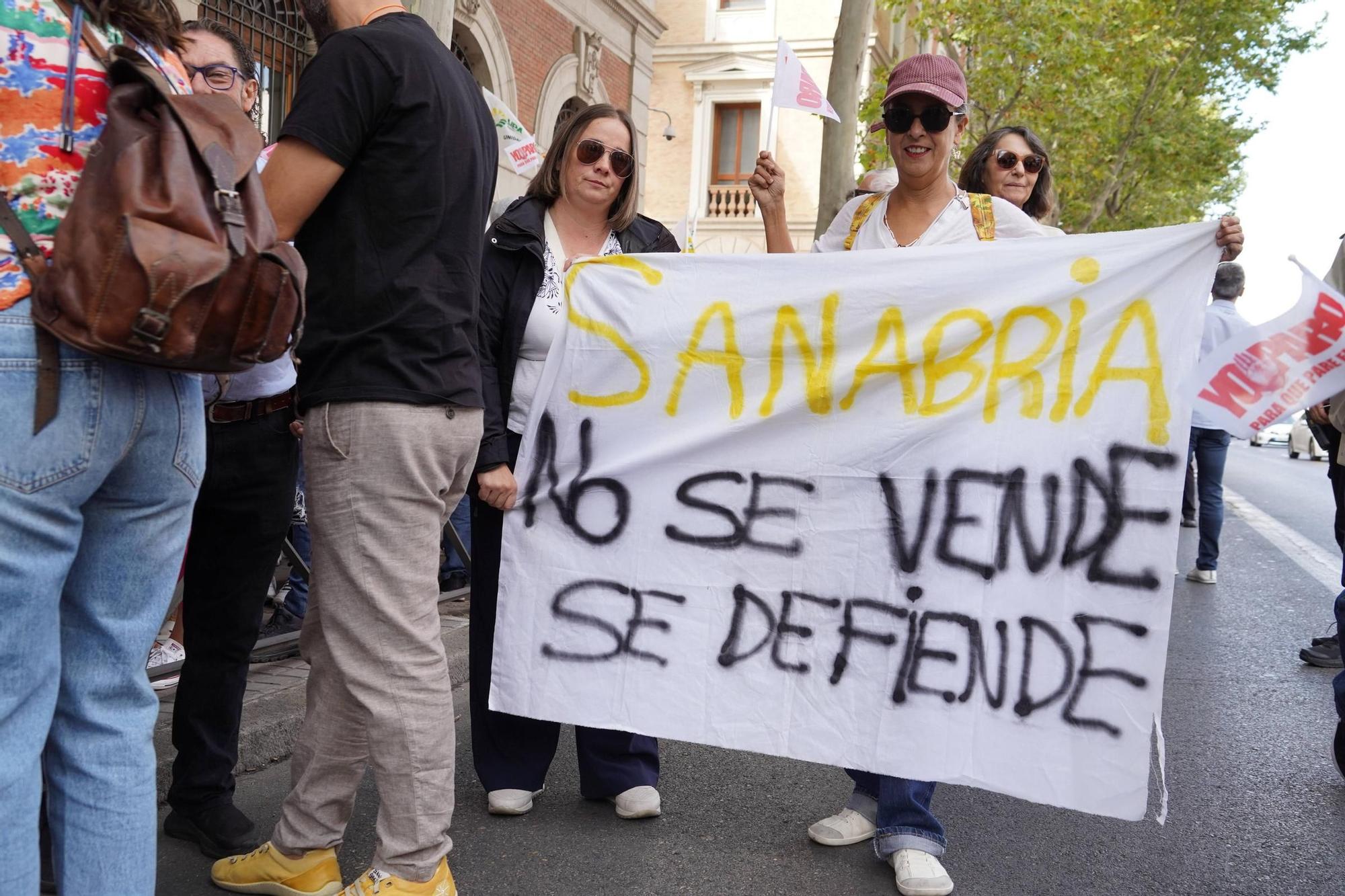 Manifestación por el AVE de Sanabria en Madrid: protesta por el tren a las puertas de Renfe