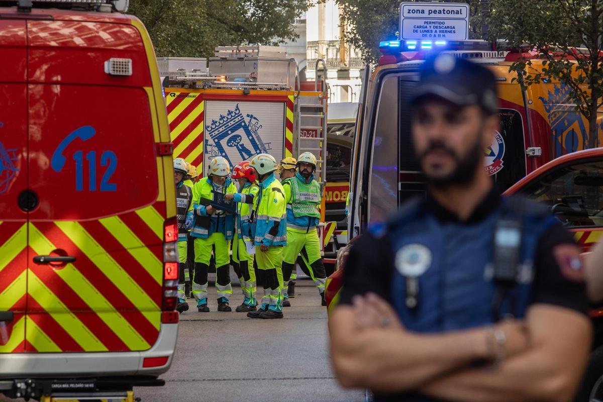 Sanitarios y trabajadores de emergencias en las inmediaciones dónde se ha derrumbado un edificio en obras, en la zona de Ópera, a 7 de octubre de 2025, en Madrid (España).