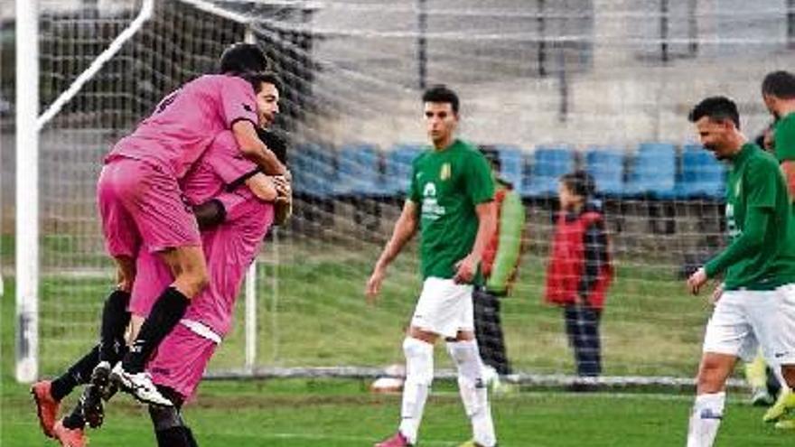 Els jugadors del Peralada celebren l&#039;únic gol del partit, obra de Xavi Boniquet.