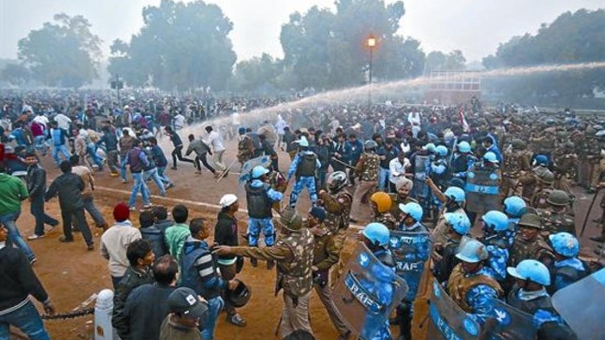 Ola de disturbios 8 La policía usa cañones de agua para intentar controlar a los manifestantes concentrados en Nueva Delhi tras la violación.