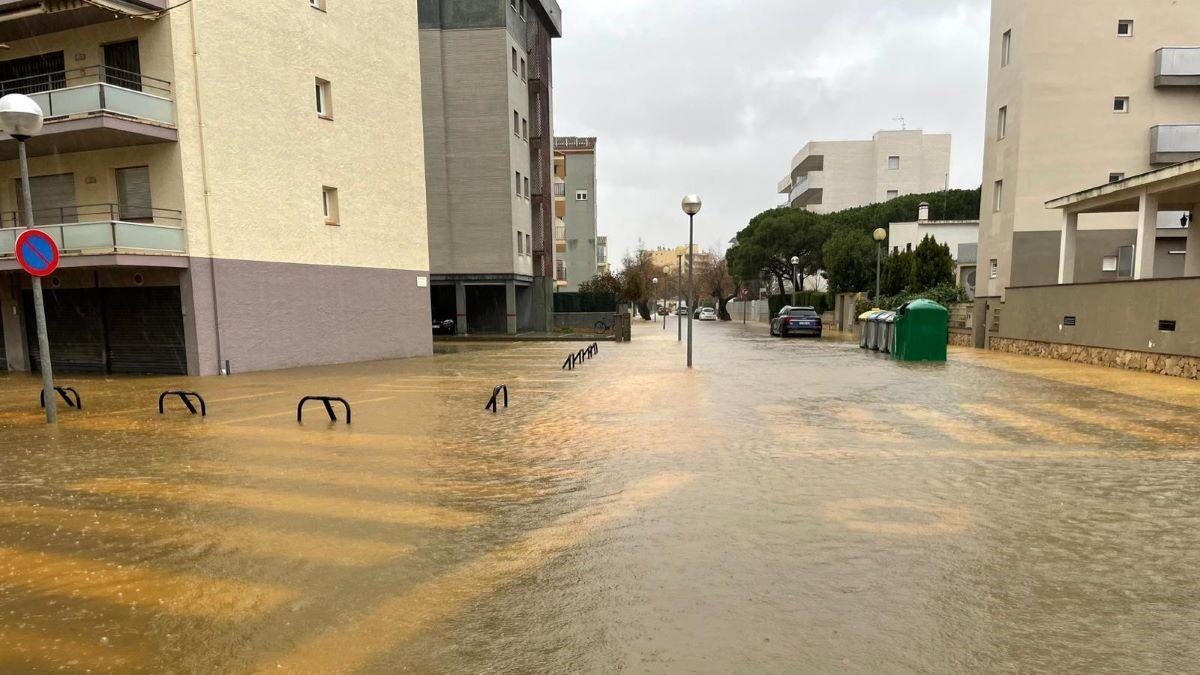 Un carrer de Roses inundat aquest 20 de gener de 2026.