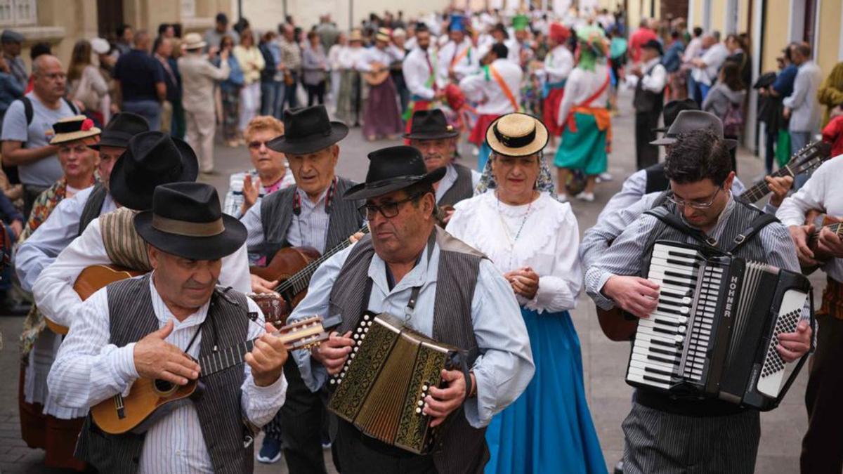 Aguere baila al ritmo de las danzas tradicionales