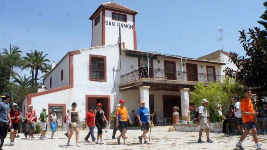 Los participantes visitaron la emblemática Torre de San Ramón en la partida de Alzabares.