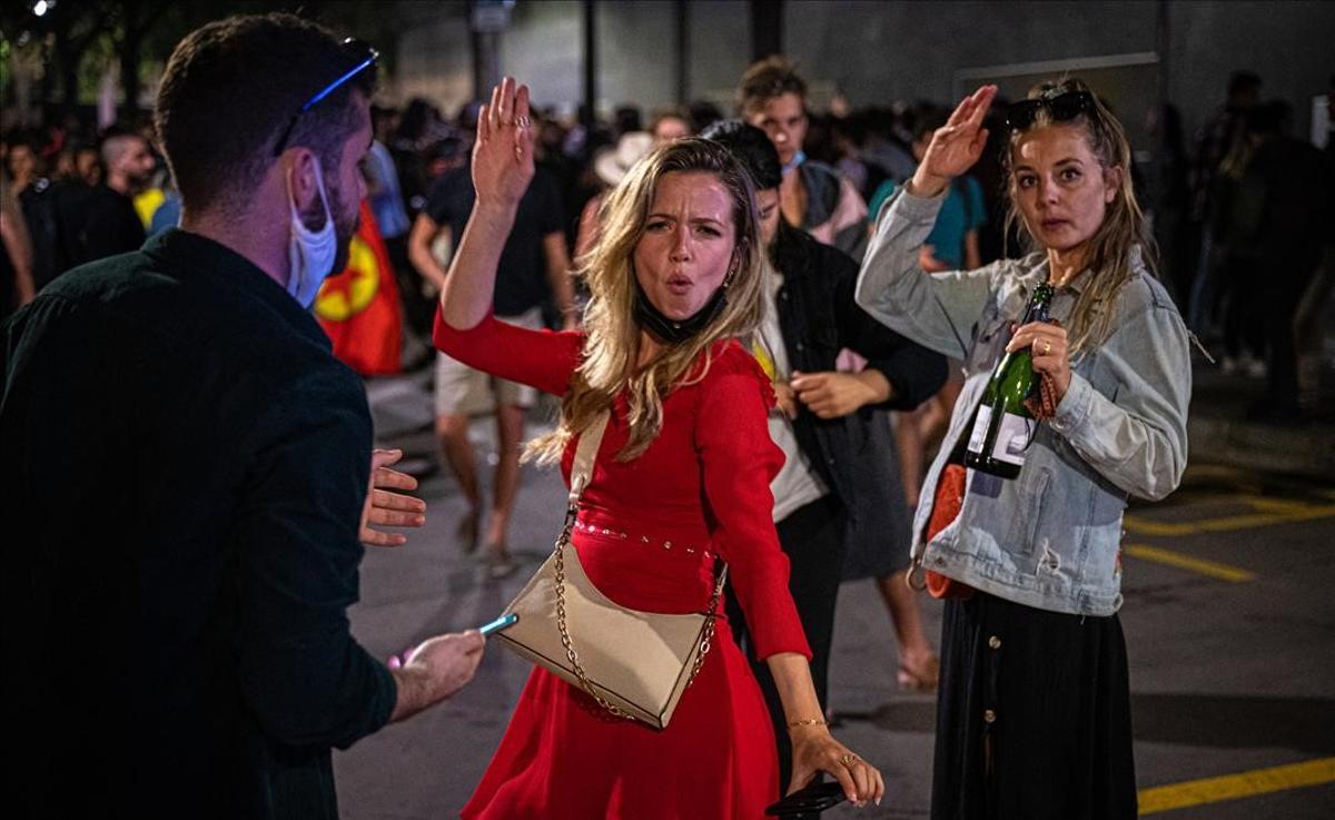 Jóvenes se divierten la madrugada del 9 de mayo, en las calles cercanas al Born.