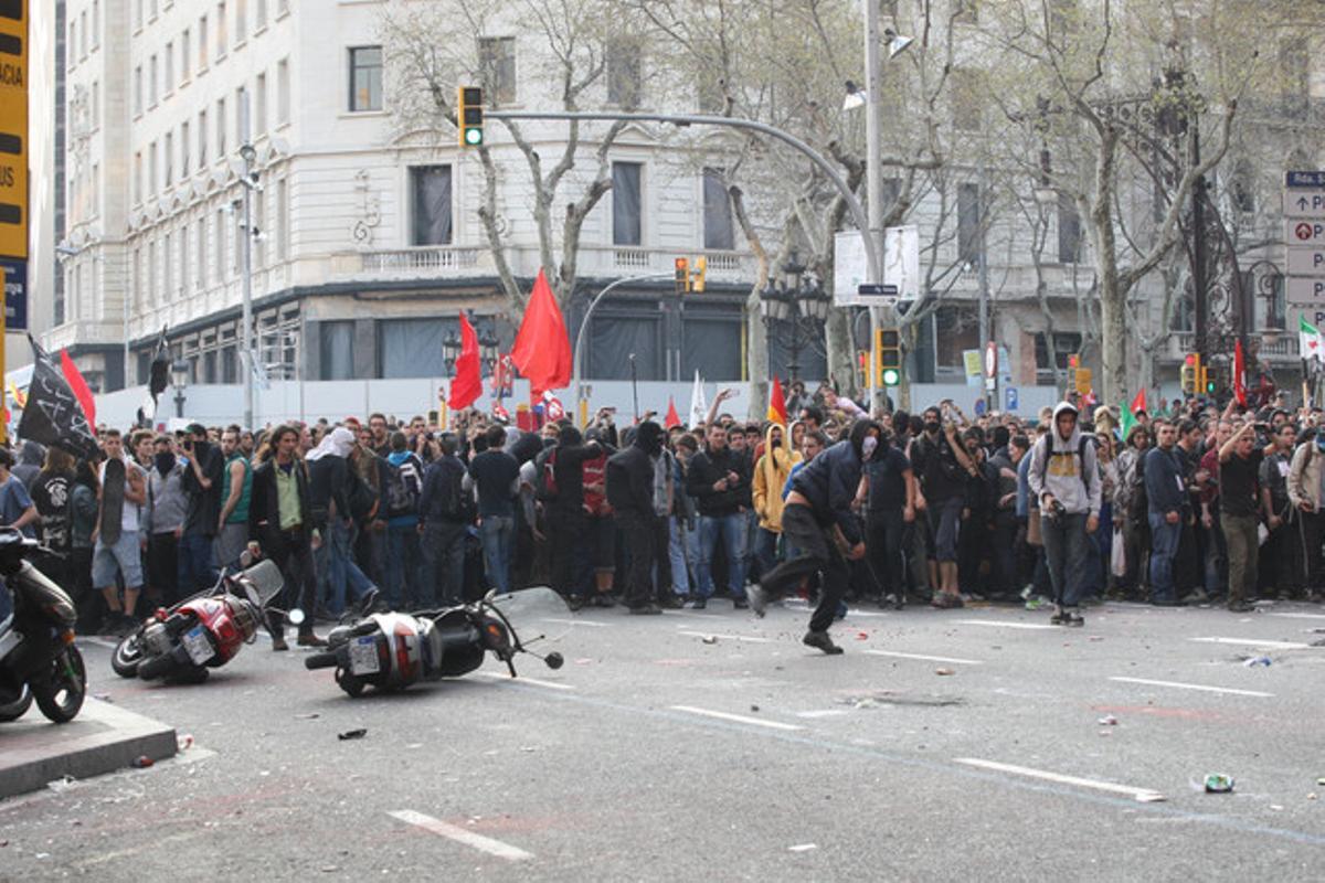Un grupo de radicales lanza objetos contra los agentes de policía.