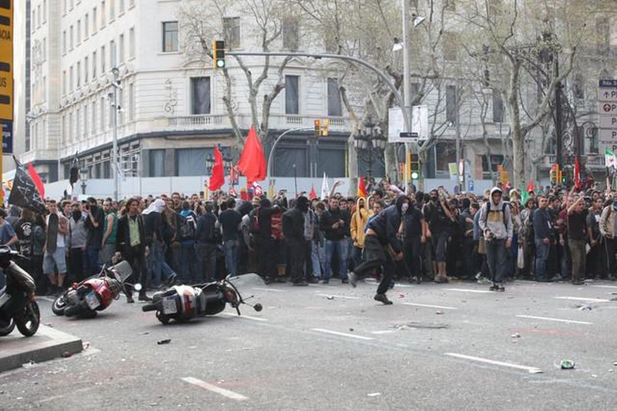 Un grup de radicals llancen objectes contra els agents de policia.