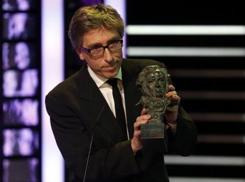 Director Trueba holds the Best Director award for his film "Vivir es Facil con los Ojos Cerrados" during the Spanish Film Academy's Goya awards ceremony in Madrid