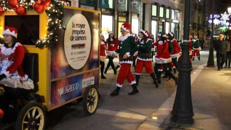 Azeco comienza la campaña de Navidad con un animado desfile por el centro