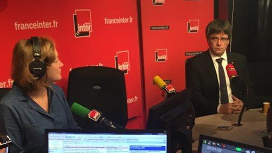 Carles Puigdemont durant l&#039;entrevista a France Inter