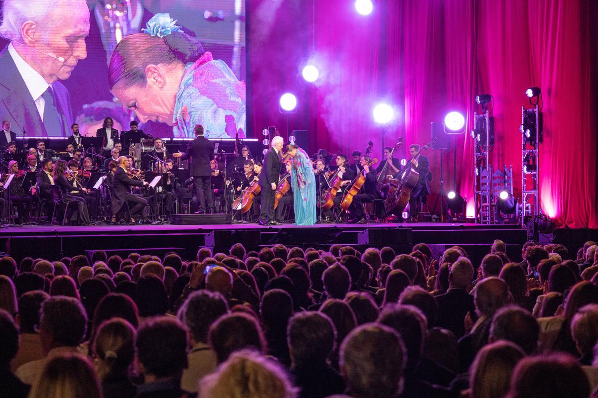 Josep Carreras y Sara Baras en concierto en Paseo de Gracia para cerrar la Copa América de Vela 2024