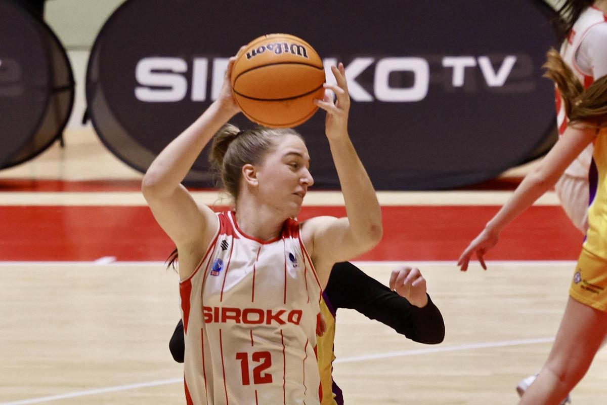 Anna Dénes captura un rebote durante un partido con el Siroko.